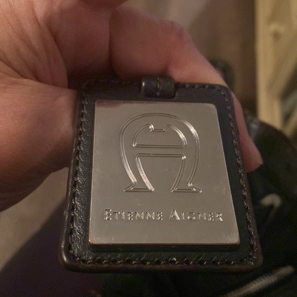 Etienne aligned purse zippered compartments on each side and back of purse - Picture 2 of 8